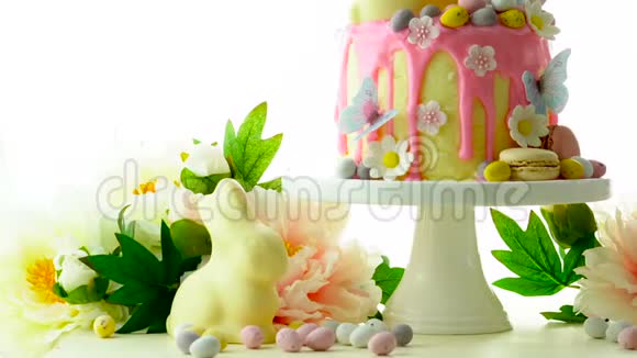 复活节糖果地滴蛋糕与白色巧克力兔子在白色背景视频的预览图