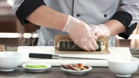寿司厨师使用竹垫视频的预览图