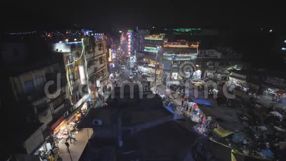 到拥挤的街道商店酒店交通和人在主巴扎或帕哈尔甘视频的预览图