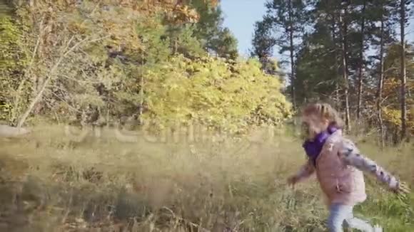 秋天公园跑妈妈的快乐女孩视频的预览图