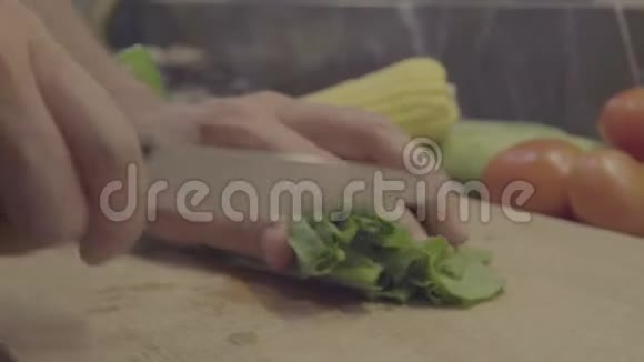 一位厨师在切菜板上切菠菜背景是蔬菜视频的预览图