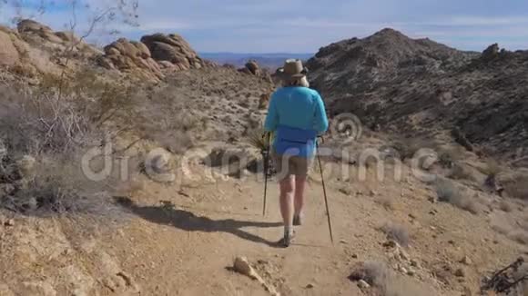 在莫哈韦沙漠漫步小径后景4K的游客视频的预览图