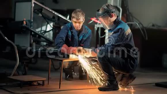 戴口罩的工人用手盘磨砂锯切割金属视频的预览图