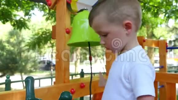 这个孩子在操场上玩得很开心拿着玩具海轮视频的预览图