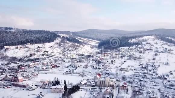 村庄里有建筑物和一个可见的教堂到处都是雪空中景观视频的预览图