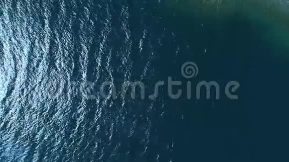 蓝色水面的俯视图什维列夫视频的预览图