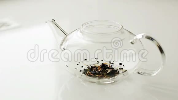 在玻璃茶壶里泡茶视频的预览图