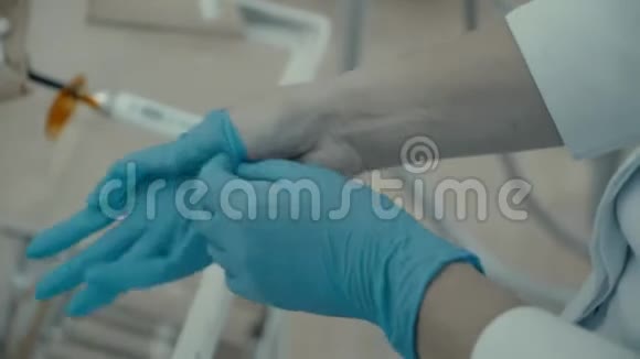 戴手套的牙医视频的预览图