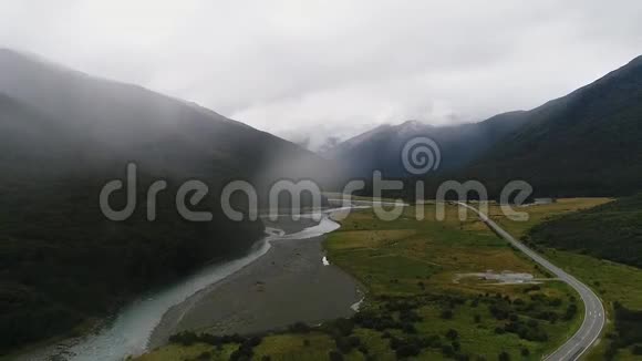 河流的景观和山谷的道路什维列夫视频的预览图