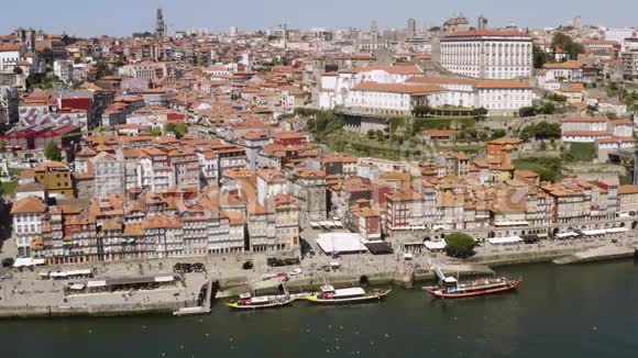 在葡萄牙波尔图的杜洛河上空的波尔图用无人驾驶飞机飞行视频的预览图