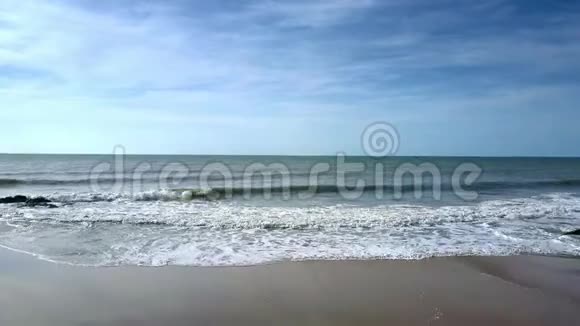 沙滩女孩做瑜伽沙滩上做软管视频的预览图