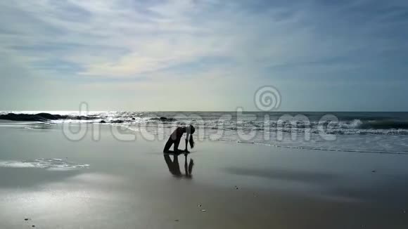 逆海行瑜伽女孩剪影视频的预览图