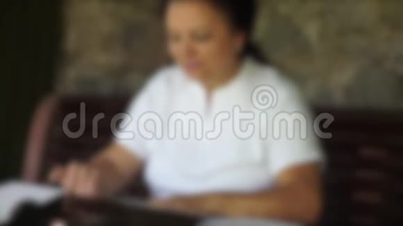 老年妇女打开笔记本电脑视频的预览图