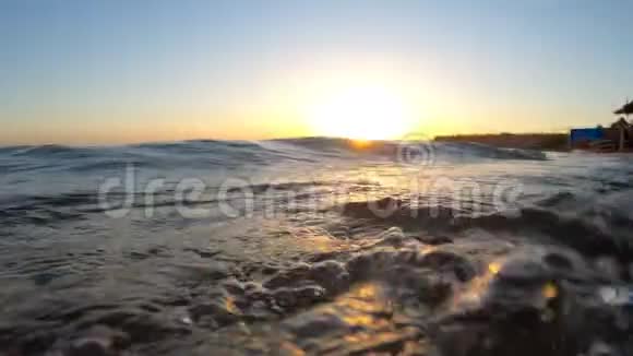 日落在红海与美丽的波浪视频的预览图