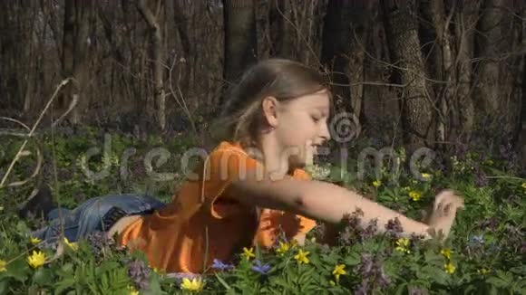 躺在草地上的小女孩视频的预览图