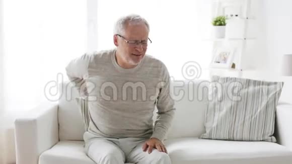 不高兴的老人在家中背痛视频的预览图