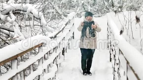 大自然中降雪的女摄影师视频的预览图