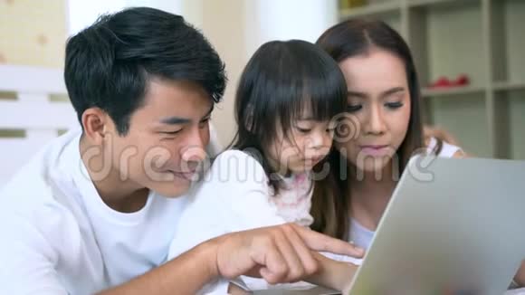 幸福的家庭一起使用笔记本电脑视频的预览图