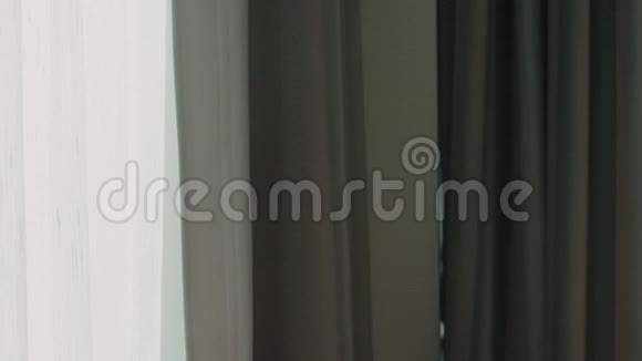 酒店客房靠近窗户的年轻金发女子的特写肖像视频的预览图