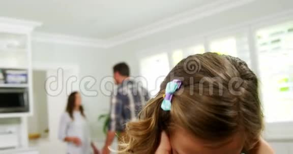 当父母吵架的时候女孩捂住耳朵视频的预览图