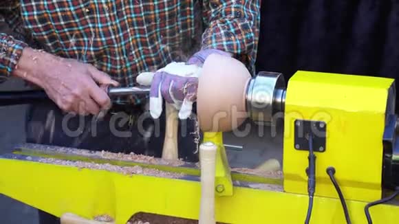 不可识别的工匠用车床车削木材视频的预览图