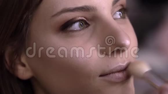 化妆师用荧光笔在嘴唇上涂抹视频的预览图