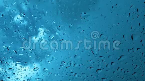 玻璃上水滴的特写视频的预览图
