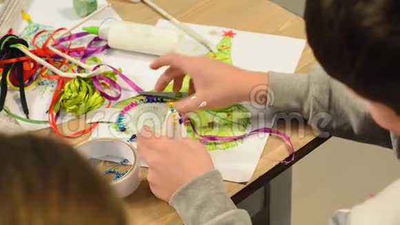 儿童为节日做装饰工艺品和玩具圣诞树等画水彩上景艺术作品视频的预览图