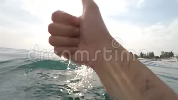 显示拇指向上手势蓝天或海水背景的手势和手势视频的预览图