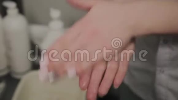 专业美容师按摩霜视频的预览图