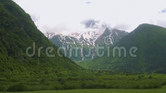奥塞梯山脉覆盖着冰雪视频的预览图