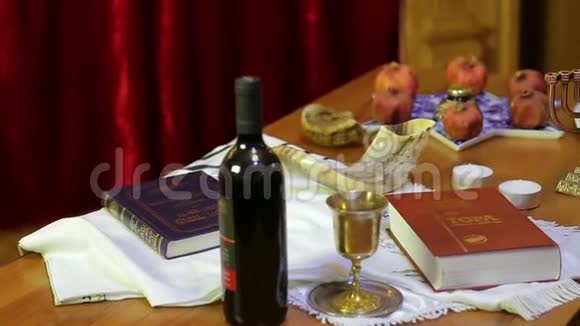 会堂的桌子上摆着罗施哈珊的标志款待都拉酒蜡烛视频的预览图