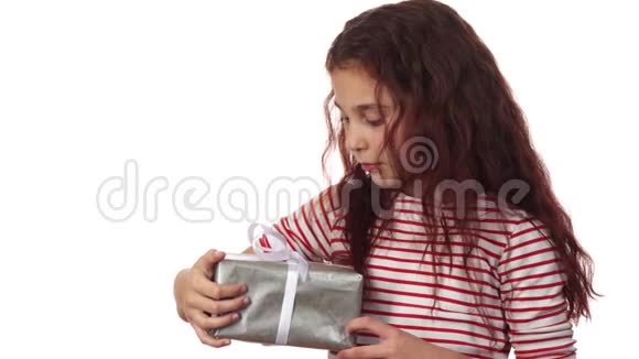 一个小女孩手里拿着她新年礼物视频的预览图