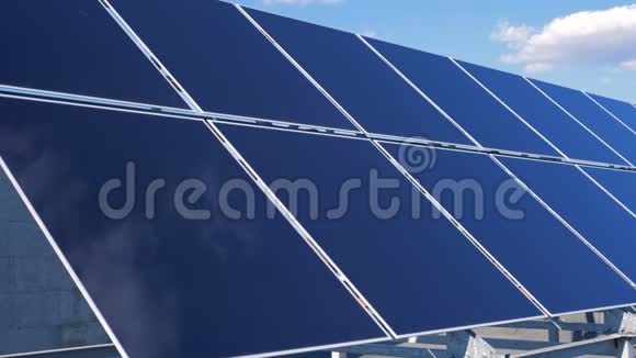 露天太阳能农场太阳能电池板收集太阳光视频的预览图