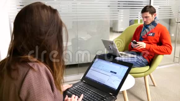 一个年轻人和一个女孩坐在笔记本电脑前视频的预览图