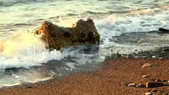 海浪拍打着海岸附近的一块破堤视频的预览图