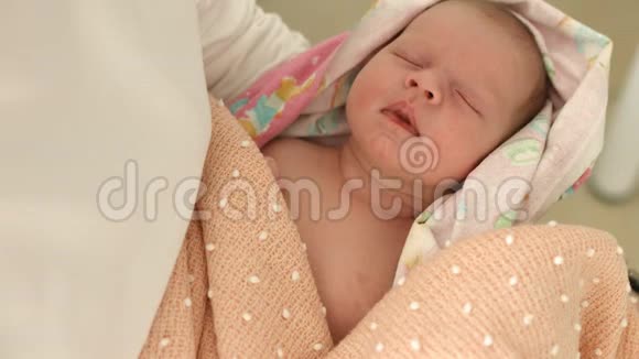 母亲把刚出生的婴儿抱在怀里在产科诊所里穿着婴儿亚麻布视频的预览图