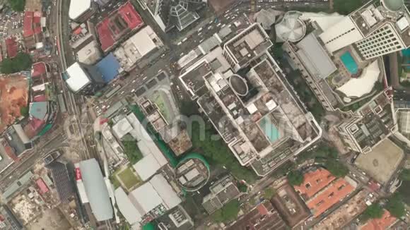 吉隆坡市区交通和建筑物的高空俯视图视频的预览图