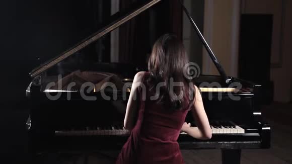 从后视角特写美女弹钢琴视频的预览图