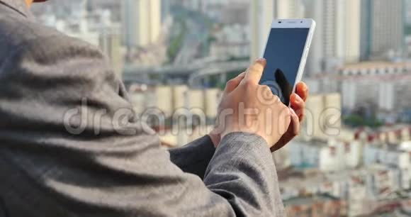 商务人士使用智能手机现代城市建筑背景视频的预览图
