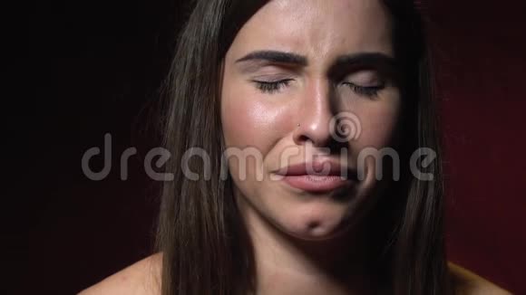 一个悲伤的黑发女人的脸试着不哭慢镜头视频的预览图