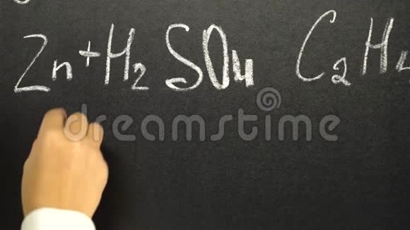 女人在黑板上写化学公式视频的预览图