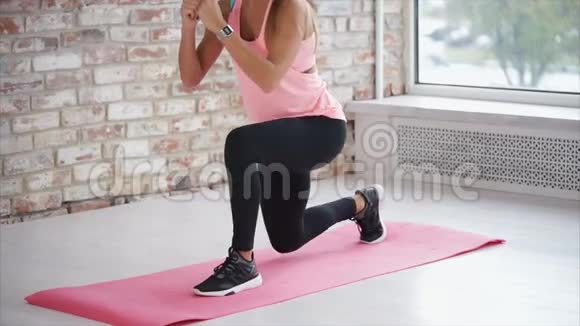 在健身房里做猛攻的女人的特写镜头视频的预览图