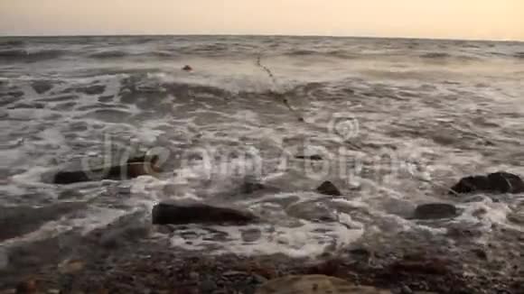 海景夕阳西下海波海沫海岸边视频的预览图