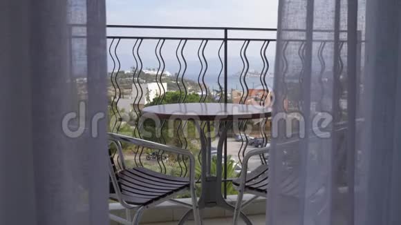 酒店客房露台上的茶几俯瞰海湾4K视频的预览图