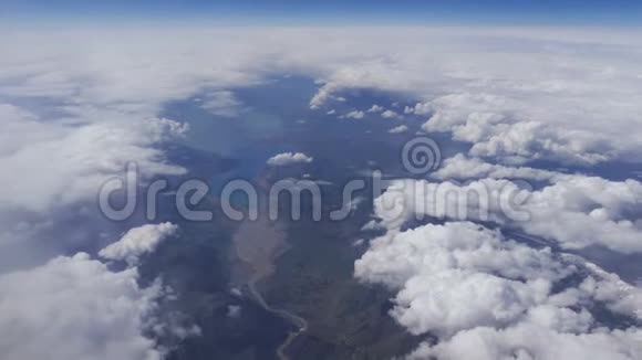 雪花飞行飞机湖面云4k视频的预览图