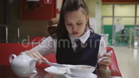 孤独饥饿的女学生休息时在学校食堂吃饭视频的预览图