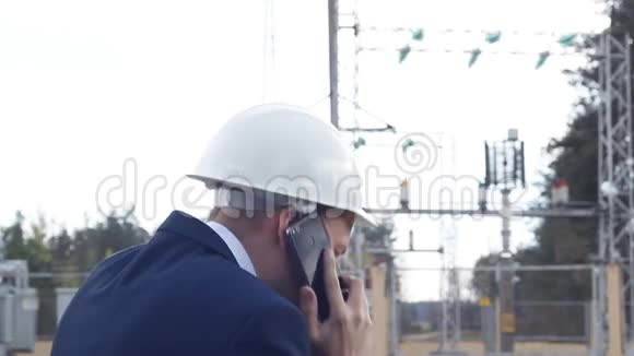 愤怒的工程师尖叫着对着发电厂的背景打电话视频的预览图