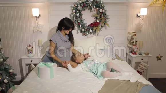 女儿和怀孕的母亲躺在床上视频的预览图