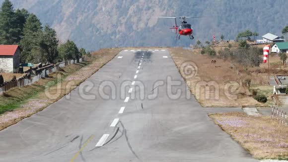尼泊尔喜马拉雅山直升机降落卢卡机场4k视频的预览图
